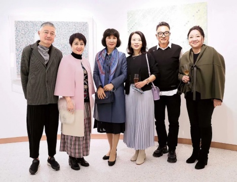 立法议员梁安琪、中联办经济部副部长朱宏(左二、三)、Humarish Club创始人及首席艺术总监华雨舟(右二)等合影
立法议员梁安琪、中联办经济部副部长朱宏(左二、三)、Humarish Club创始人及首席艺术总监华雨舟(右二)等合影