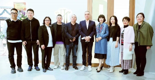 “从H853出发—中国当代艺术家联展”揭幕，嘉宾与参展艺术家合照
