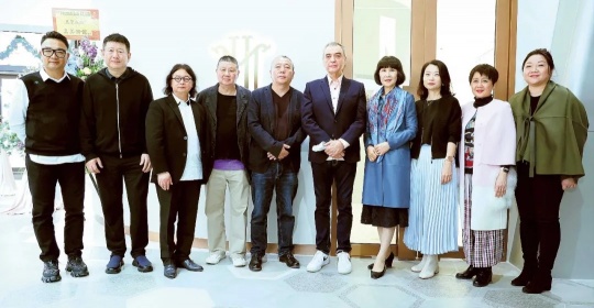 “从H853出发—中国当代艺术家联展”揭幕,嘉宾与参展艺术家合照
“从H853出发—中国当代艺术家联展”揭幕,嘉宾与参展艺术家合照