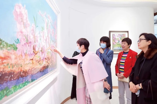 梁安琪引领到贺者参观展览
梁安琪引领到贺者参观展览