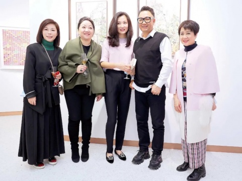 “百年庆典-澳港穗江四梁安琪(右一)与Humarish Club创始人江阳、华雨舟(左二、四)等合照。地书画作品展”揭幕
“百年庆典-澳港穗江四梁安琪(右一)与Humarish Club创始人江阳、华雨舟(左二、四)等合照。地书画作品展”揭幕
