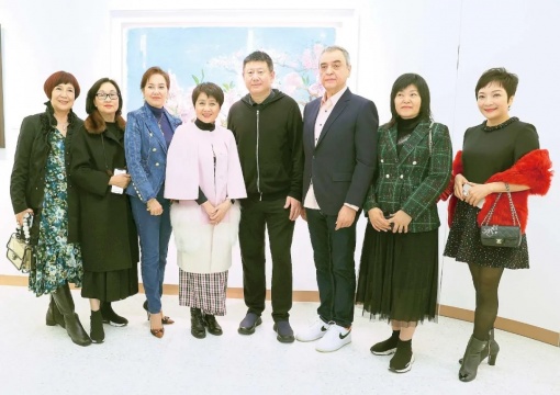 中国著名当代艺术家周春芽(右四)与到贺嘉宾合影
中国著名当代艺术家周春芽(右四)与到贺嘉宾合影