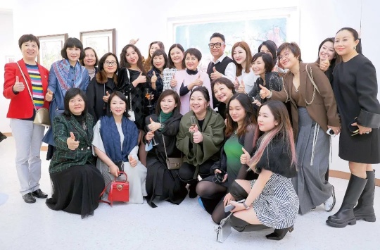 展览到贺者众,宾主合影留念
展览到贺者众,宾主合影留念