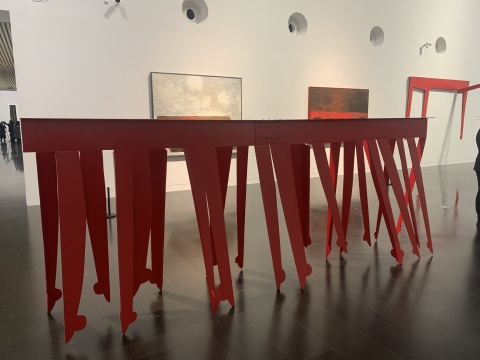 《六张桌子》120×400×70cm 铝合金 2013
《六张桌子》120×400×70cm 铝合金 2013