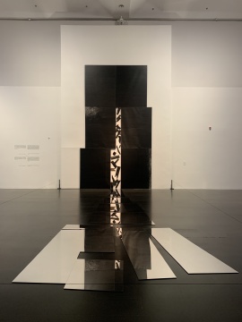 《出山》垂直面600×350cm 水平面500×900cm 综合材料 绘画与装置 2012-2014
