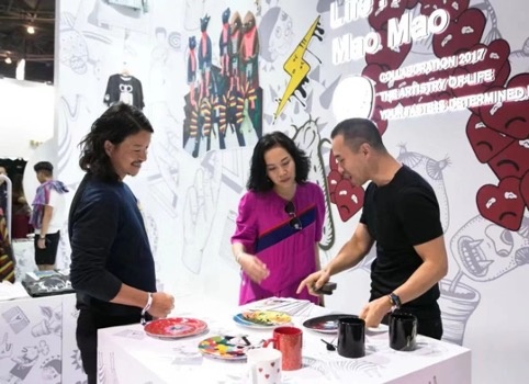 伊万同潮玩教父MichaelLau 在展览现场
©张伊万
伊万同潮玩教父MichaelLau 在展览现场
©张伊万