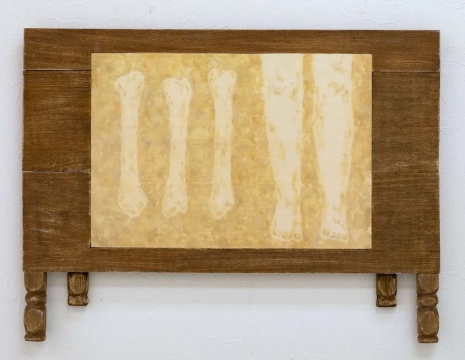 城蛍《静谧之桌》 45.3×60.8×3cm 木，画布，油画颜料 2021

