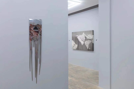 朱日新个展“他者的荒原”,以Y染色体的行动轨迹为暗线的世界景观 朱日新个展“他者的荒原”,以Y染色体的行动轨迹为暗线的世界景观