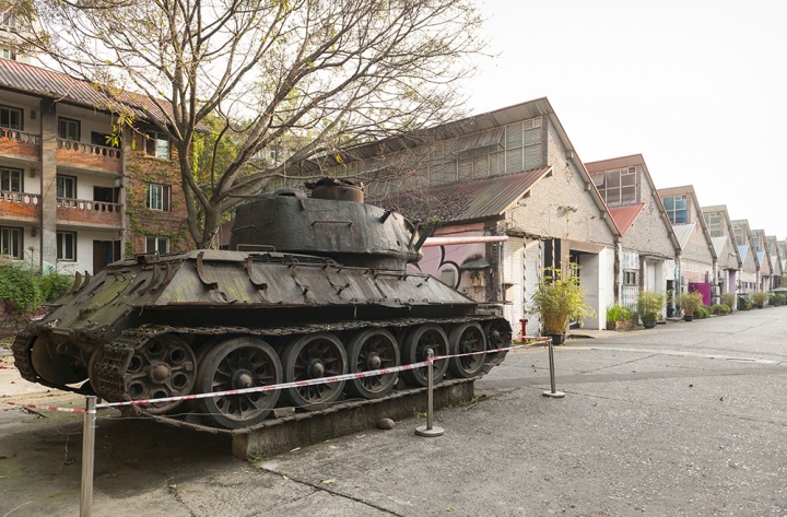 苏式T105坦克就像一位饱经风霜的迟暮英雄见证着坦克库当代艺术中心的起起落落
