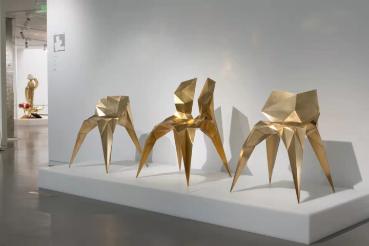 张周捷 《黄铜椅》系列作品 2014 First of All,展览现场
张周捷 《黄铜椅》系列作品 2014 First of All,展览现场