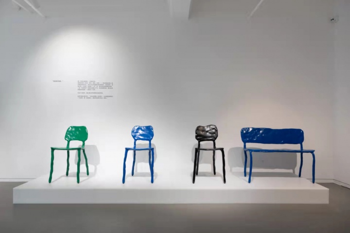 马腾·巴斯 《黏土餐椅》及《黏土长凳》作品 2006 First of All,展览现场
马腾·巴斯 《黏土餐椅》及《黏土长凳》作品 2006 First of All,展览现场