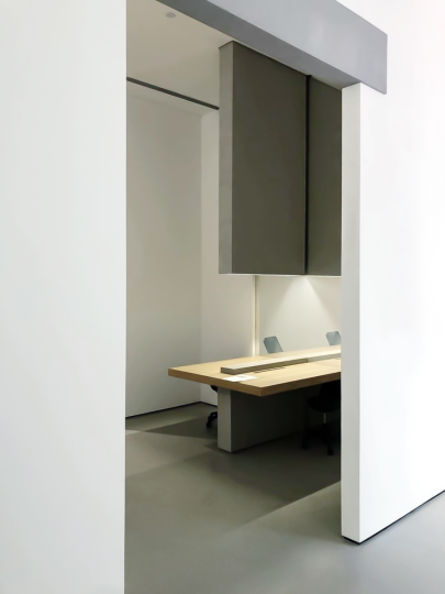 空白空间（顺义）前台与办公区的长桌为一体，由电子雾化玻璃作为隔断，既保证了办公区对外的视线需求，又增加了办公的私密性

