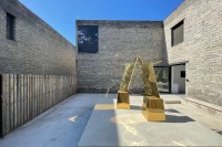 不能走近看影像、套圈就送作品……王智一新展到底在搞什么名堂？