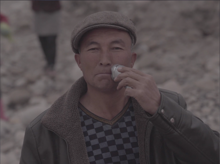 《剃须》1分35秒 单频4K录像、彩色、有声 2020-2021
