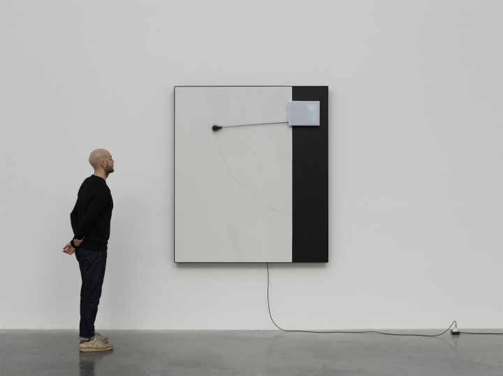 王功新《参与的角度》177×154×18cm 木材、大理石、显示屏、马达、LED灯、灯光控制器、3D打印灯泡、摄像头 2020 © the artist. Photo © White Cube (Ollie Hammick)
