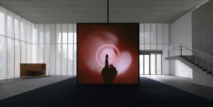 陈哲《向远的圆是你（下如其纹）》7分40秒 视频 2021，和美术馆展览现场，摄影：刘相利
