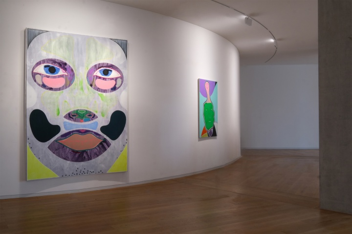 左起：高露迪《我的五官》270×200cm  布面丙烯、水彩、油彩、油漆、蜡笔 2020-2021，高露迪《Good》150×100cm 布面丙烯、水彩、油漆 2021，和美术馆展览现场，摄影：刘相利
