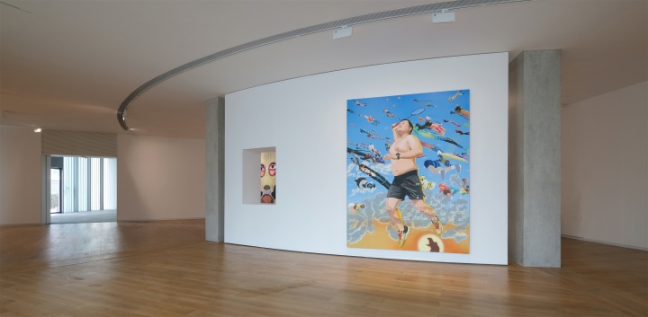 右:陈飞《训练日》290×220cm 布面丙烯 2021,和美术馆展览现场,摄影:刘相利
右:陈飞《训练日》290×220cm 布面丙烯 2021,和美术馆展览现场,摄影:刘相利