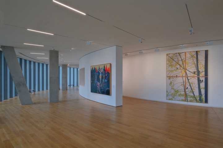 左起:龚剑《舞蹈——愚公移山No.2》200×250cm 布面丙烯 2021、龚剑《鸟儿歌唱》160×118×4cm 布面丙烯 2021,和美术馆展览现场,摄影:刘相利
左起:龚剑《舞蹈——愚公移山No.2》200×250cm 布面丙烯 2021、龚剑《鸟儿歌唱》160×118×4cm 布面丙烯 2021,和美术馆展览现场,摄影:刘相利