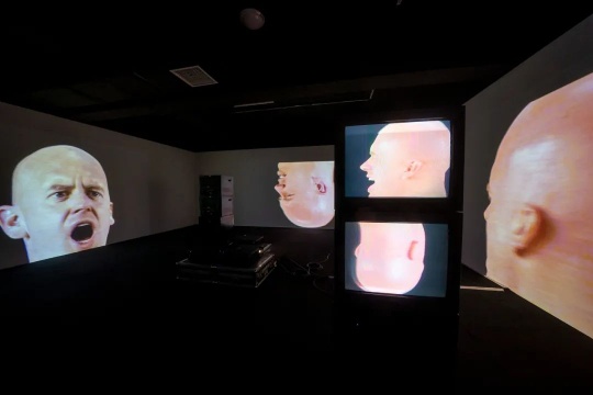 第一位用霓虹灯创作的艺术家,布鲁斯·瑙曼个展登陆木木美术馆 第一位用霓虹灯创作的艺术家,布鲁斯·瑙曼个展登陆木木美术馆