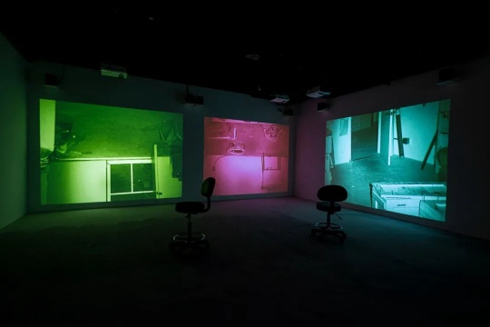 第一位用霓虹灯创作的艺术家,布鲁斯·瑙曼个展登陆木木美术馆 第一位用霓虹灯创作的艺术家,布鲁斯·瑙曼个展登陆木木美术馆