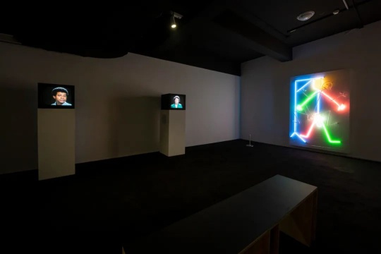 第一位用霓虹灯创作的艺术家,布鲁斯·瑙曼个展登陆木木美术馆 第一位用霓虹灯创作的艺术家,布鲁斯·瑙曼个展登陆木木美术馆