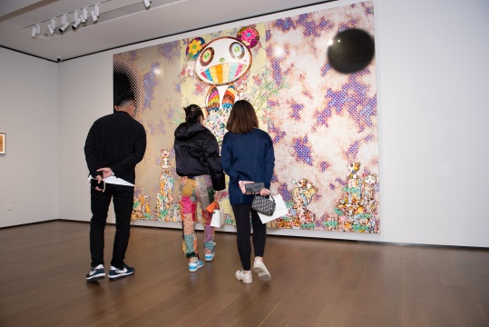 村上隆，《森林伙伴》，2017，布面丙烯木板托裱，300 x 450 cm

©2017 Takashi Murakami/Kaikai Kiki Co., Ltd. All Rights Reserved. Courtesy Perrotin
