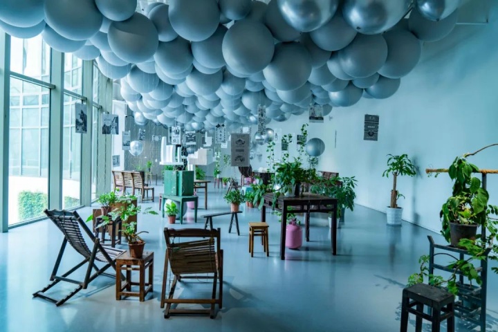 2021年7月，策展人冯博一和王晓松在重庆悦来美术馆策划的展览“向下生活里的X种空间方案”（图片提供：悦来美术馆）

