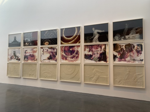 王友身《清洗·时差》120×90cm 照片、水、玻璃钢 2006-2008 王友身《清洗·时差》120×90cm 照片、水、玻璃钢 2006-2008