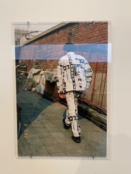 王友身《报纸·看报》185×127cm 行为、照片 1993
王友身《报纸·看报》185×127cm 行为、照片 1993