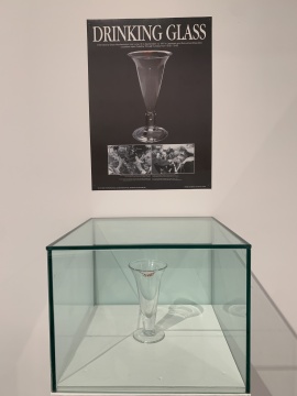 王友身《女王杯》尺寸可变 玻璃、招贴 1997
王友身《女王杯》尺寸可变 玻璃、招贴 1997