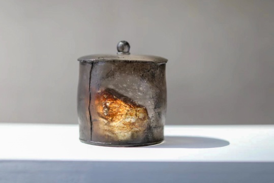 杜蒙《高地回声II》（Echo From the Highland II）12.7x12.7x14cm  玻璃，茶，银箔   2016

摄影：Joya Studio，供稿：北京启皓文化基金会

 
