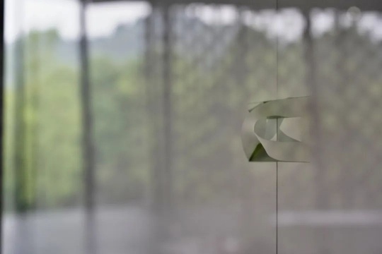 《X(折叠系列) #1》（局部）

刘国强，2015-2018

综合材料，120 × 120 cm

知美术馆“消失的展览”现场，摄影：SUNRULAN
