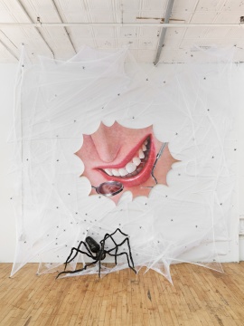 《深陷谎言》2021 致谢艺术家和KÖNIG GALERIE(柏林、伦敦、首尔、维也纳), 摄影:Shark Senesac
《深陷谎言》2021 致谢艺术家和KÖNIG GALERIE(柏林、伦敦、首尔、维也纳), 摄影:Shark Senesac