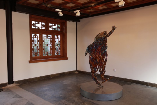 展望《隐形14#》作品:170×110×22cm 智能圆盘基座: φ100×17cm 不锈钢 2017
展望《隐形14#》作品:170×110×22cm 智能圆盘基座: φ100×17cm 不锈钢 2017
