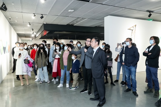 艺术家周松先生现场导览
艺术家周松先生现场导览