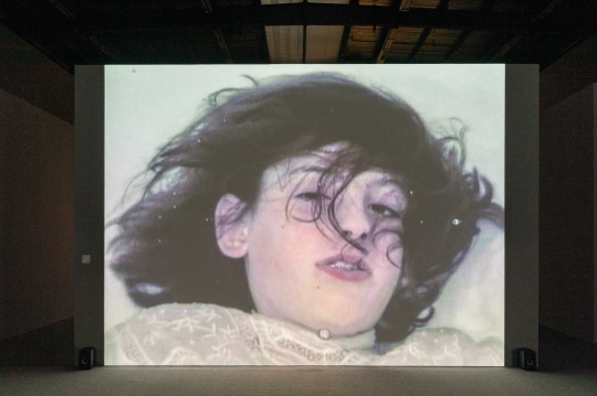 安热·莱恰《萨巴蒂娜》影像投影 彩色有声 39分钟1996
© Ange Leccia

