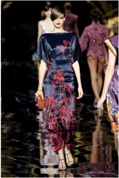 路易威登2011春夏女装时装秀造型一览:Look 30
路易威登2011春夏女装时装秀造型一览:Look 30