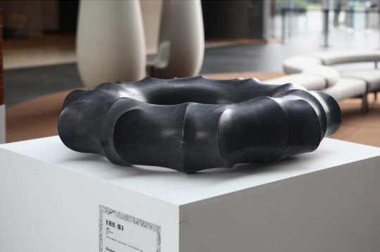 吕明岳《抵抗·循》 70x70x15cm 大理石 2020
摄影:张旸,供稿:北京启皓文化基金会
吕明岳《抵抗·循》 70x70x15cm 大理石 2020
摄影:张旸,供稿:北京启皓文化基金会