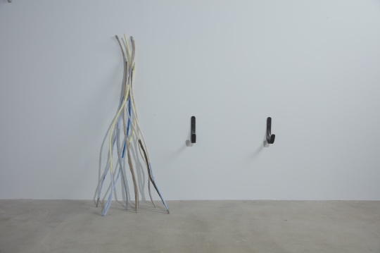 《成为一个小屋》 90cm-120cm x 1cm (尺寸可变) 钢、织物 2022
《成为一个小屋》 90cm-120cm x 1cm (尺寸可变) 钢、织物 2022