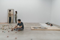 画廊周最佳展览，户尔空间范尼·吉奎尔斯四小时行为装置引热议