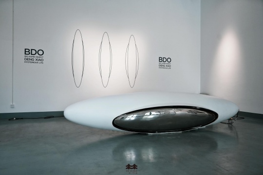 邓筱《BDO》 400x106x72cm 不锈钢、机械转动装置、灯效装置 2021 邓筱《BDO》 400x106x72cm 不锈钢、机械转动装置、灯效装置 2021