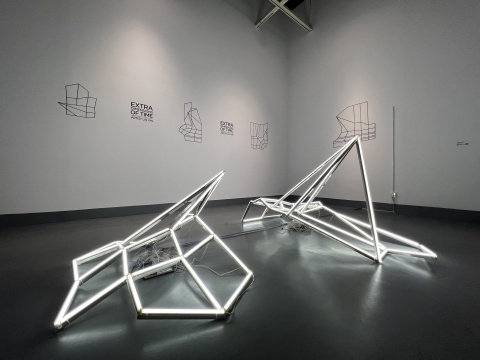 林欣 《时光的额外维度01》模块1 200x150cm,模块2 107x120cm, 特质LED灯管、钢架、电源、喇叭、传感器
林欣 《时光的额外维度01》模块1 200x150cm,模块2 107x120cm, 特质LED灯管、钢架、电源、喇叭、传感器