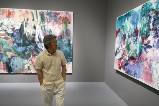 艺术家王巖在展厅
艺术家王巖在展厅