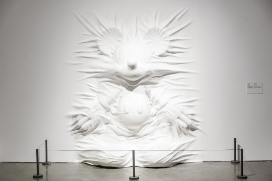 丹尼尔·阿尔轩《隐藏的米奇》63.5×250.2×283.2 cm 玻璃钢、喷漆 2018图片由 UCCA Lab 提供
丹尼尔·阿尔轩《隐藏的米奇》63.5×250.2×283.2 cm 玻璃钢、喷漆 2018图片由 UCCA Lab 提供
