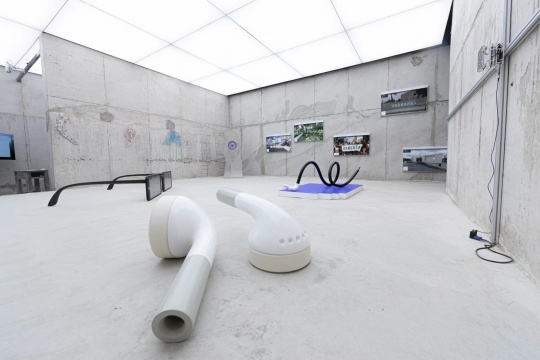 Panos Dimitropoulos《Ear drops》100x40.5x44cm 树脂翻模,内置音频蓝牙 2022
Panos Dimitropoulos《Ear drops》100x40.5x44cm 树脂翻模,内置音频蓝牙 2022