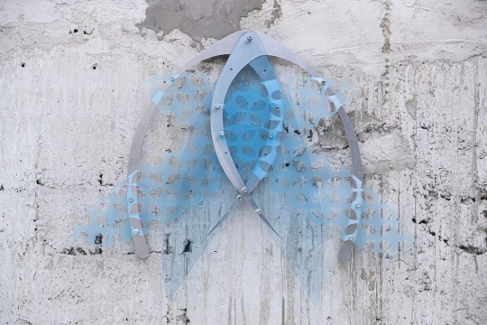 孙博轩《Glasswing》81x68x10cm 铝合金、透镜、金属固定装置 2021 孙博轩《Glasswing》81x68x10cm 铝合金、透镜、金属固定装置 2021