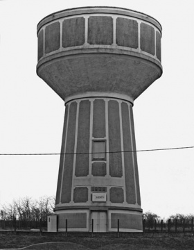《水塔/莱茵贝格,D.》 摄影 1965,作品图由艺术家与Konrad Fischer galerie,Düsseldorf提供
《水塔/莱茵贝格,D.》 摄影 1965,作品图由艺术家与Konrad Fischer galerie,Düsseldorf提供