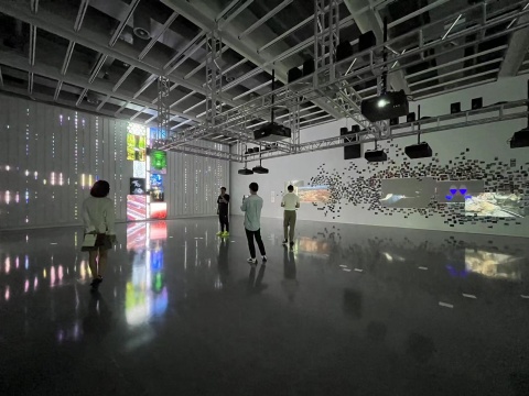 碎片化的信息集中在最大的展厅里，伴随着变幻的灯光，制造出电子化的迷离感
