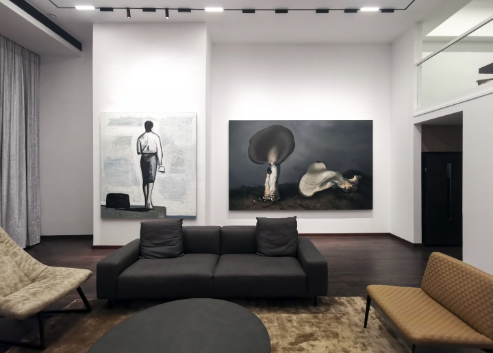 罗旭东的办公室，挂着刘晓辉、闫冰等艺术家的作品
 
